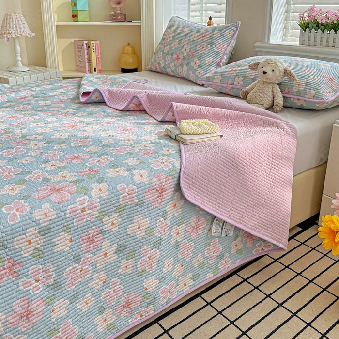 91家纺网 家纺一手货源 找家纺 文黛家居 2026新款全棉夹棉印花床盖三件套 花香四溢