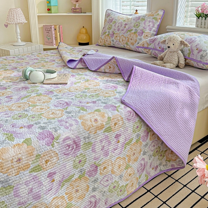 91家纺网 家纺一手货源 找家纺 文黛家居 2026新款全棉夹棉印花床盖三件套 佳人有约