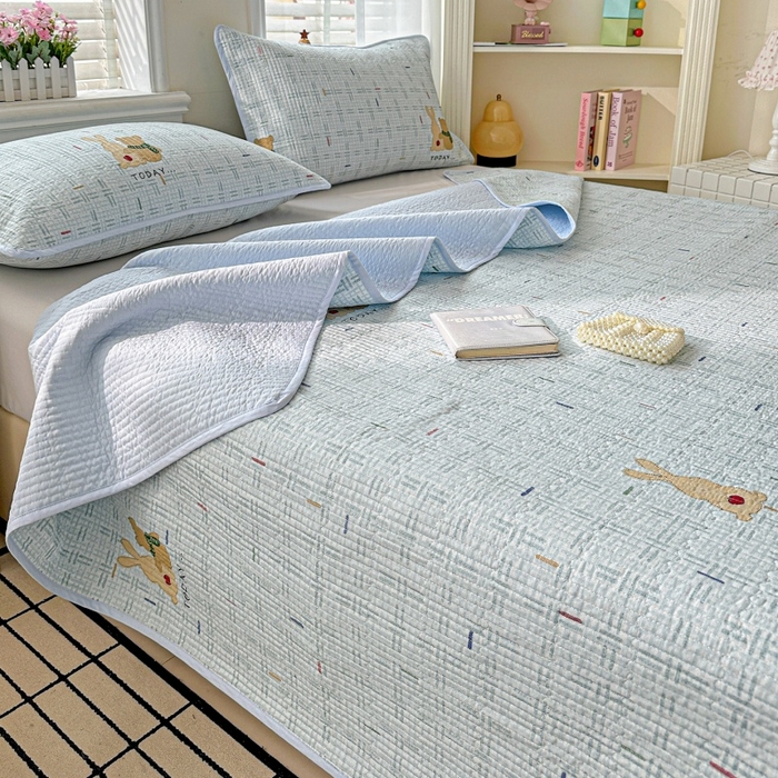 91家纺网 家纺一手货源 找家纺 文黛家居 2026新款全棉夹棉印花床盖三件套 小幸运