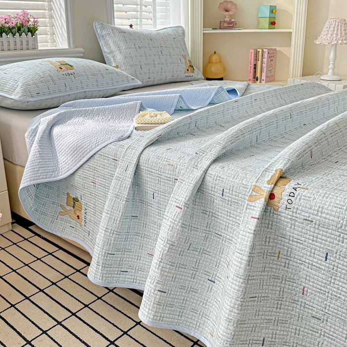 91家纺网 家纺一手货源 找家纺 文黛家居 2026新款全棉夹棉印花床盖三件套 小幸运