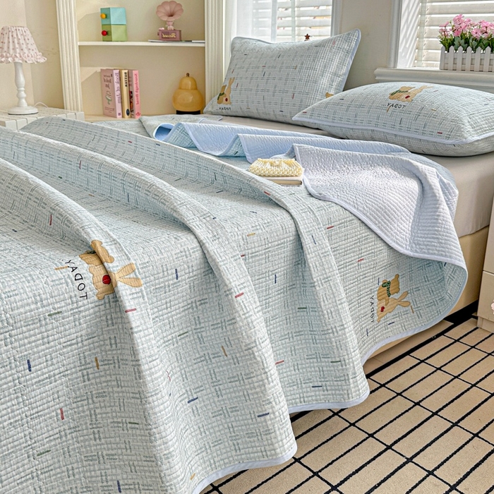 91家纺网 家纺一手货源 找家纺 文黛家居 2026新款全棉夹棉印花床盖三件套 小幸运