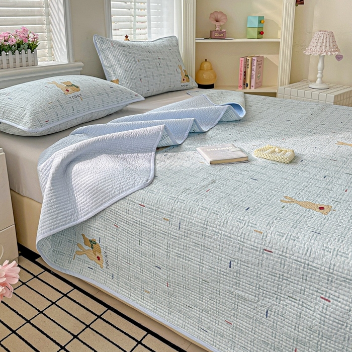 91家纺网 家纺一手货源 找家纺 文黛家居 2026新款全棉夹棉印花床盖三件套 小幸运