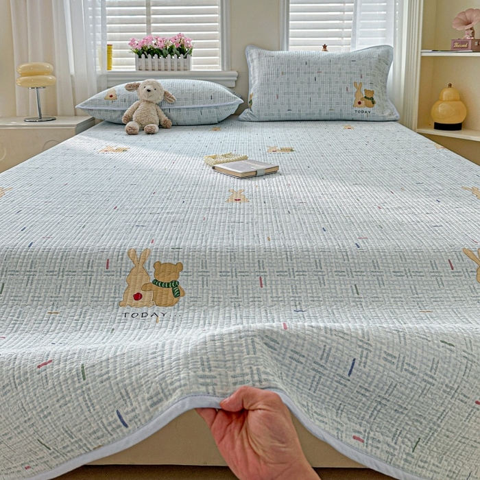 91家纺网 家纺一手货源 找家纺 文黛家居 2026新款全棉夹棉印花床盖三件套 小幸运