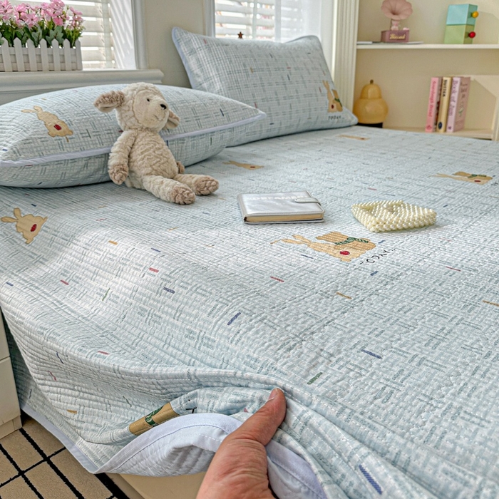 91家纺网 家纺一手货源 找家纺 文黛家居 2026新款全棉夹棉印花床盖三件套 小幸运