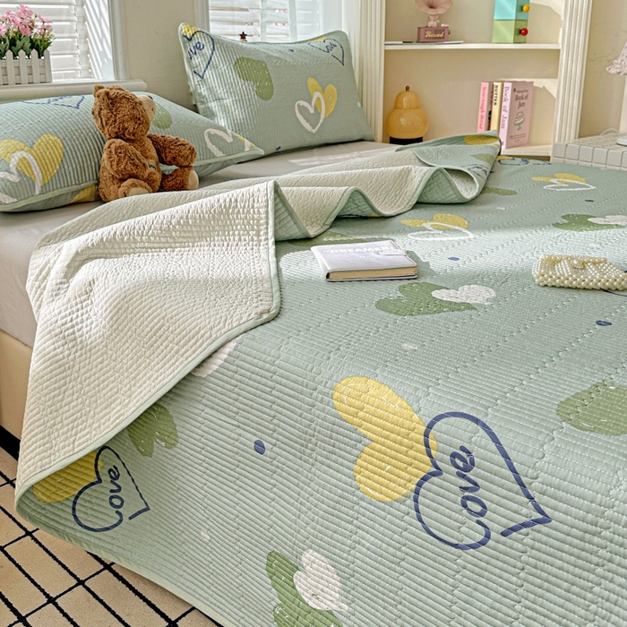 91家纺网 家纺一手货源 找家纺 文黛家居 2026新款全棉夹棉印花床盖三件套 心愿恋曲