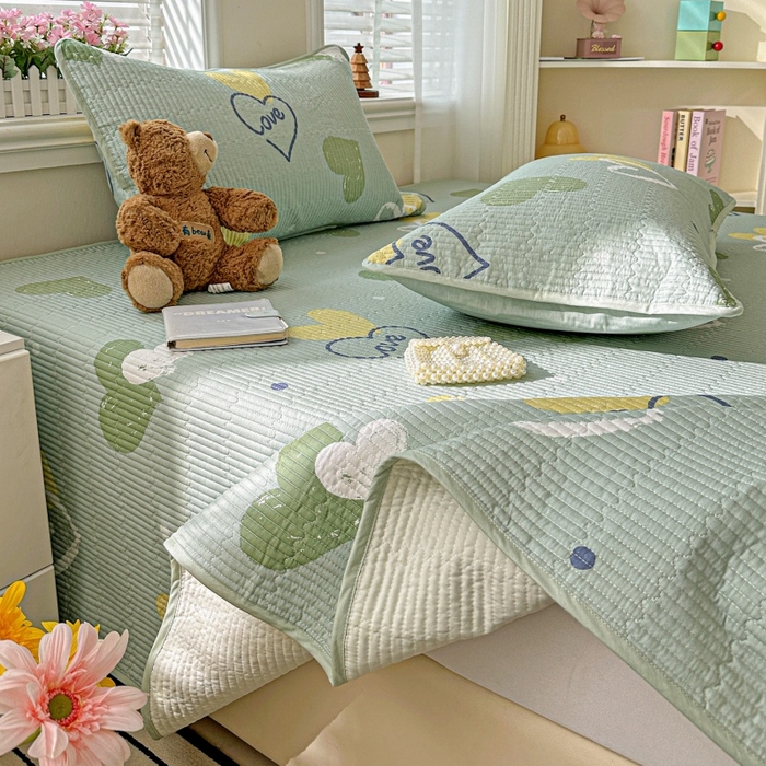 91家纺网 家纺一手货源 找家纺 文黛家居 2026新款全棉夹棉印花床盖三件套 心愿恋曲