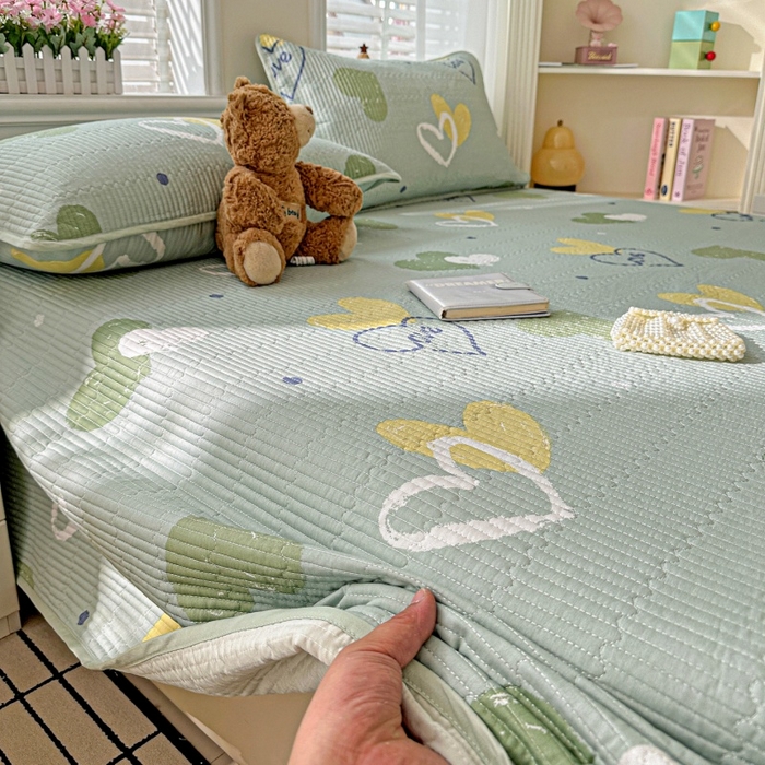 91家纺网 家纺一手货源 找家纺 文黛家居 2026新款全棉夹棉印花床盖三件套 心愿恋曲