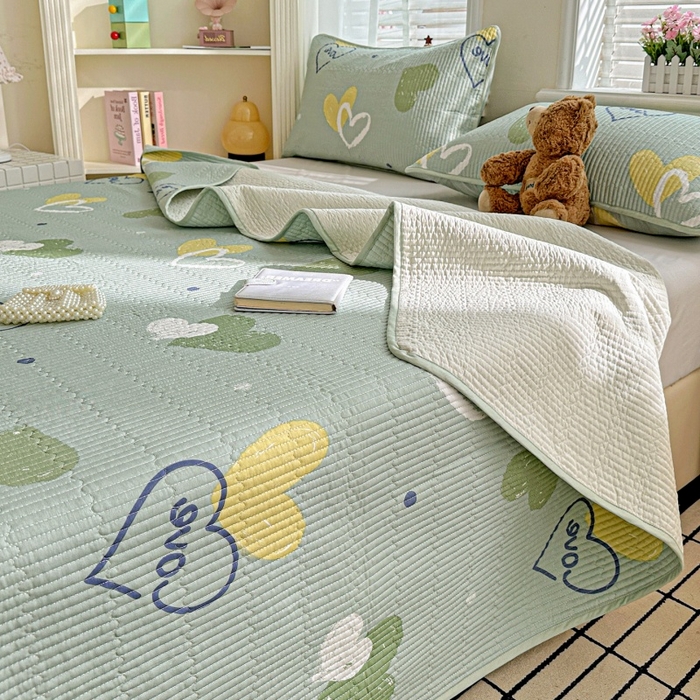 91家纺网 家纺一手货源 找家纺 文黛家居 2026新款全棉夹棉印花床盖三件套 心愿恋曲