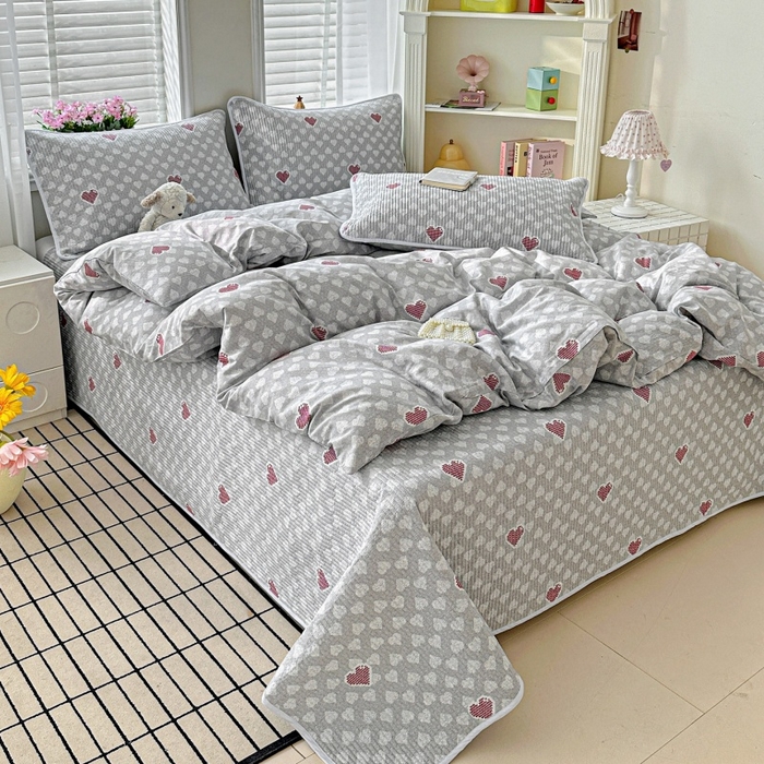91家纺网 家纺一手货源 找家纺 文黛家居 2026新款全棉夹棉印花床盖四件套【支持定做】 爱心日记