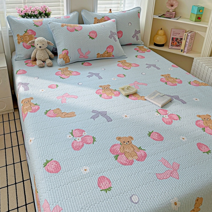 91家纺网 家纺一手货源 找家纺 文黛家居 2026新款全棉夹棉印花床盖四件套【支持定做】 草莓熊-蓝