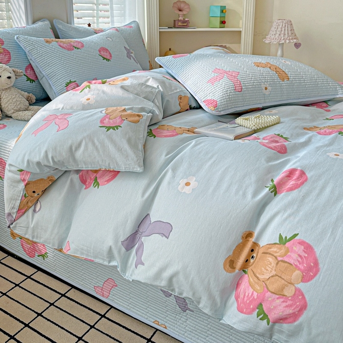 91家纺网 家纺一手货源 找家纺 文黛家居 2026新款全棉夹棉印花床盖四件套【支持定做】 草莓熊-蓝