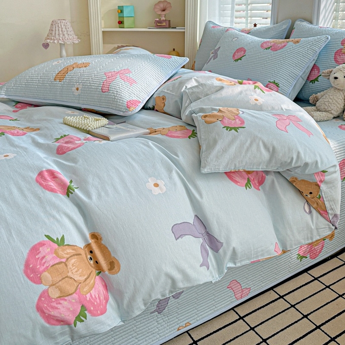 91家纺网 家纺一手货源 找家纺 文黛家居 2026新款全棉夹棉印花床盖四件套【支持定做】 草莓熊-蓝
