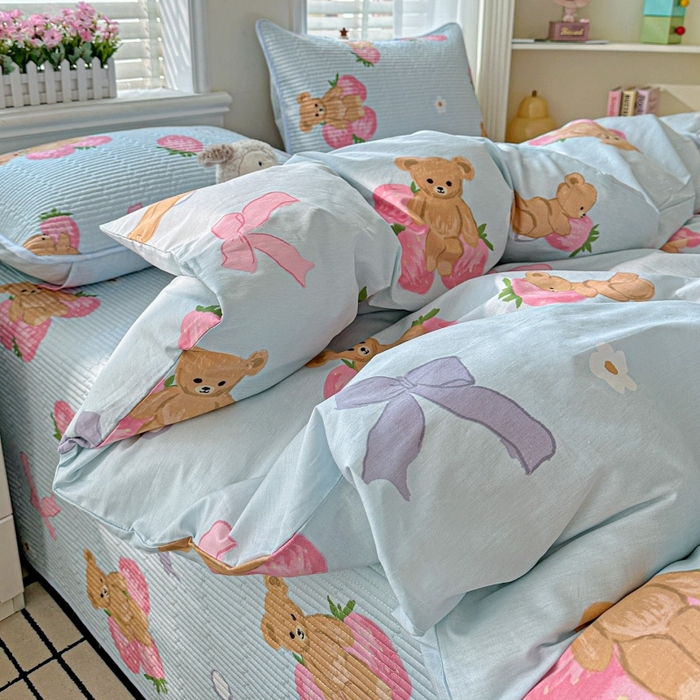 91家纺网 家纺一手货源 找家纺 文黛家居 2026新款全棉夹棉印花床盖四件套【支持定做】 草莓熊-蓝