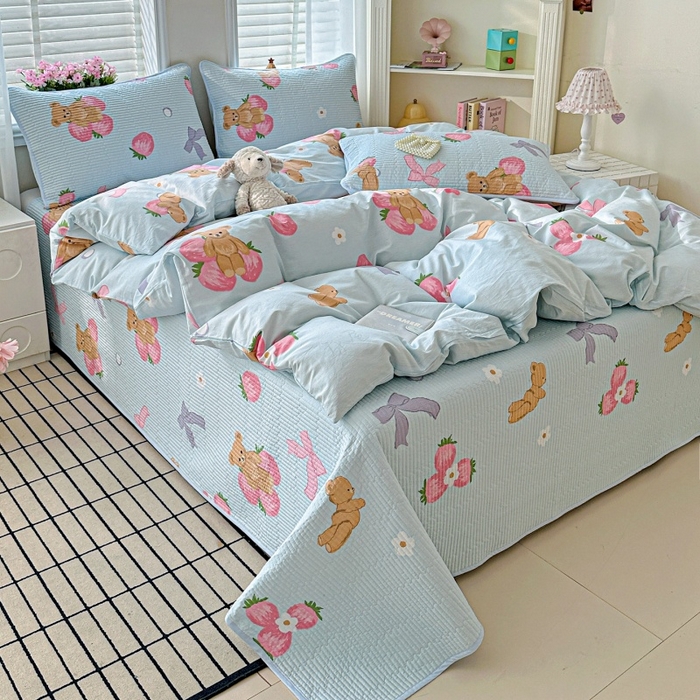 91家纺网 家纺一手货源 找家纺 文黛家居 2026新款全棉夹棉印花床盖四件套【支持定做】 草莓熊-蓝