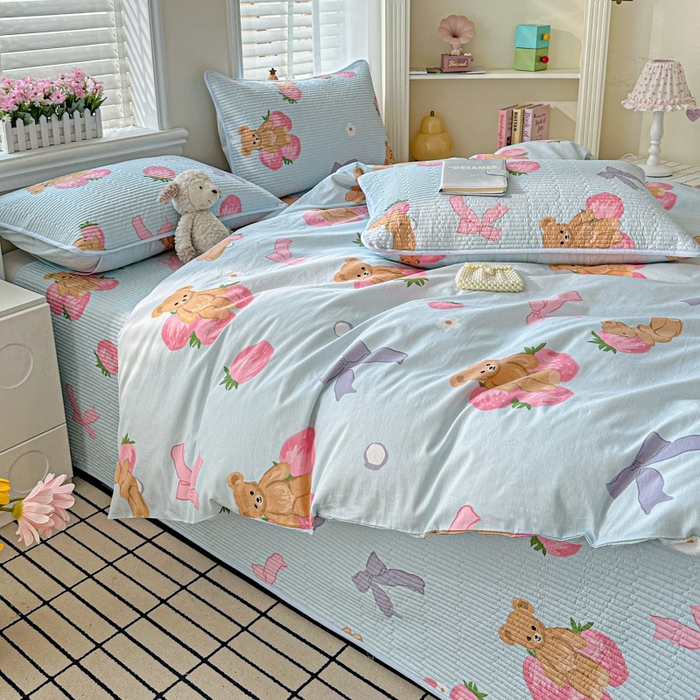 91家纺网 家纺一手货源 找家纺 文黛家居 2026新款全棉夹棉印花床盖四件套【支持定做】 草莓熊-蓝