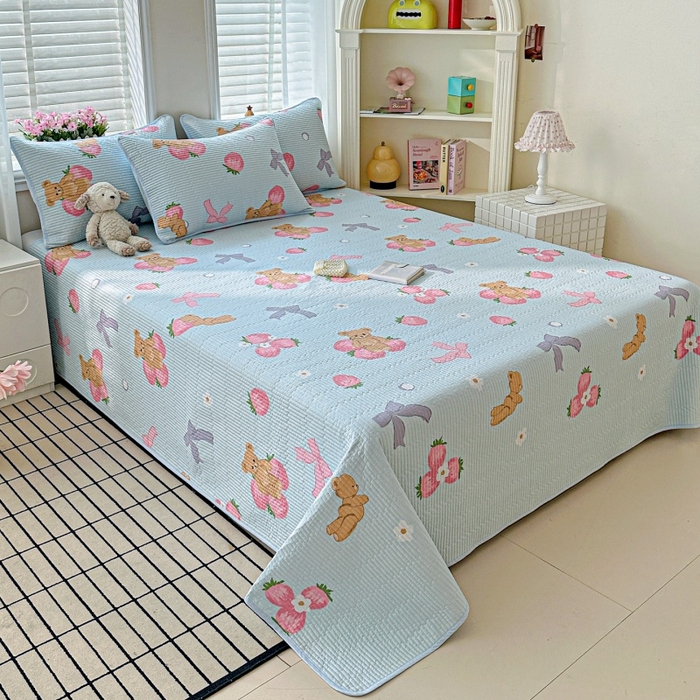 91家纺网 家纺一手货源 找家纺 文黛家居 2026新款全棉夹棉印花床盖四件套【支持定做】 草莓熊-蓝