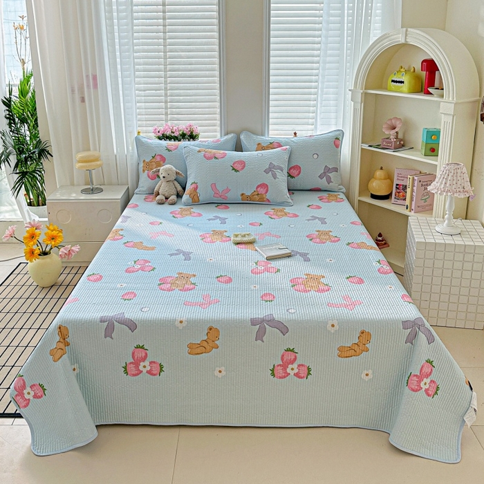 91家纺网 家纺一手货源 找家纺 文黛家居 2026新款全棉夹棉印花床盖四件套【支持定做】 草莓熊-蓝