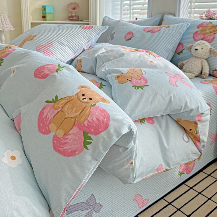 91家纺网 家纺一手货源 找家纺 文黛家居 2026新款全棉夹棉印花床盖四件套【支持定做】 草莓熊-蓝