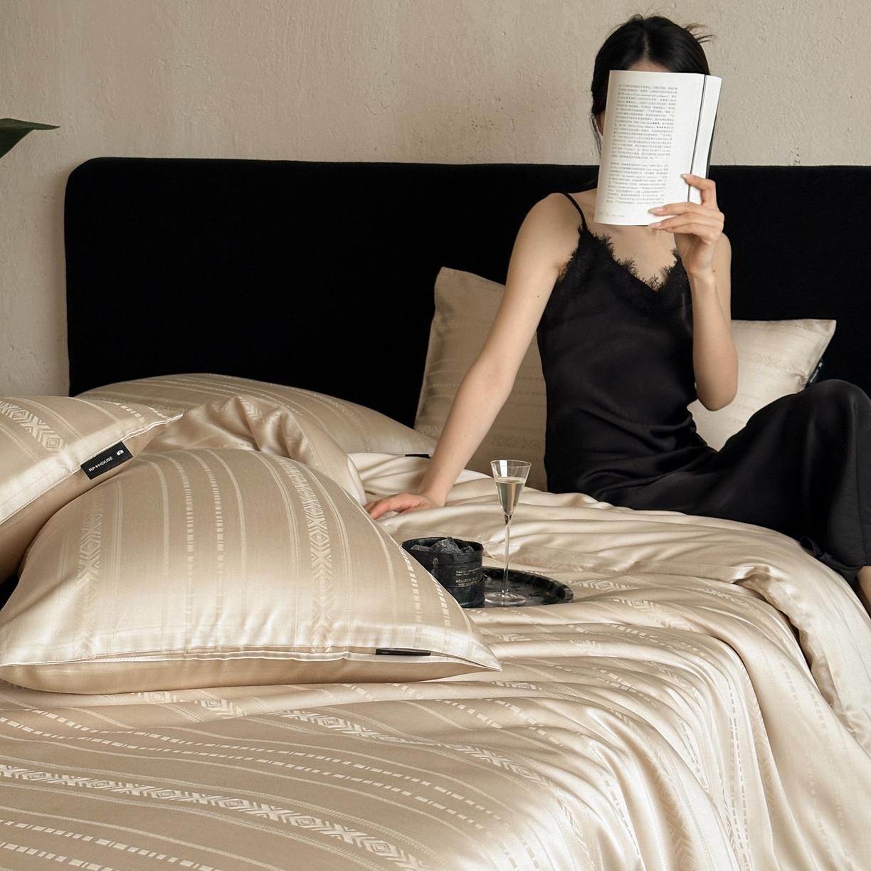 91家纺网 家纺一手货源 找家纺 三味舒屋 2026新款60s天丝丝韵提花系列四件套 丝韵浅金