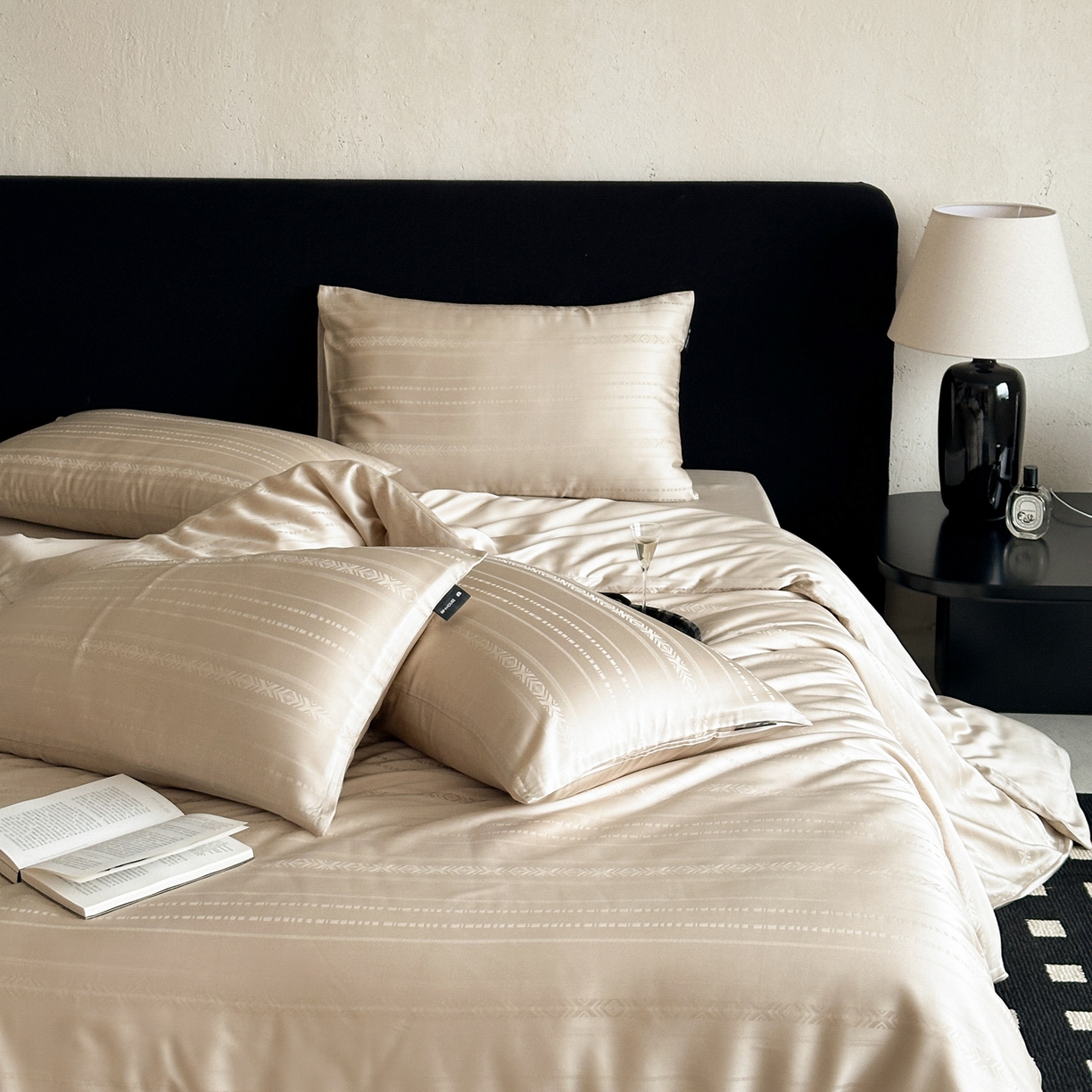 91家纺网 家纺一手货源 找家纺 三味舒屋 2026新款60s天丝丝韵提花系列四件套 丝韵浅金