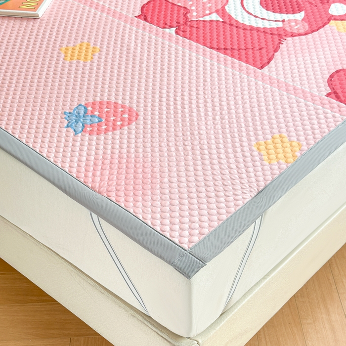 91家纺网 家纺一手货源 找家纺 优品惠 2026春夏新款冰豆豆印花凉席三件套 草莓小熊