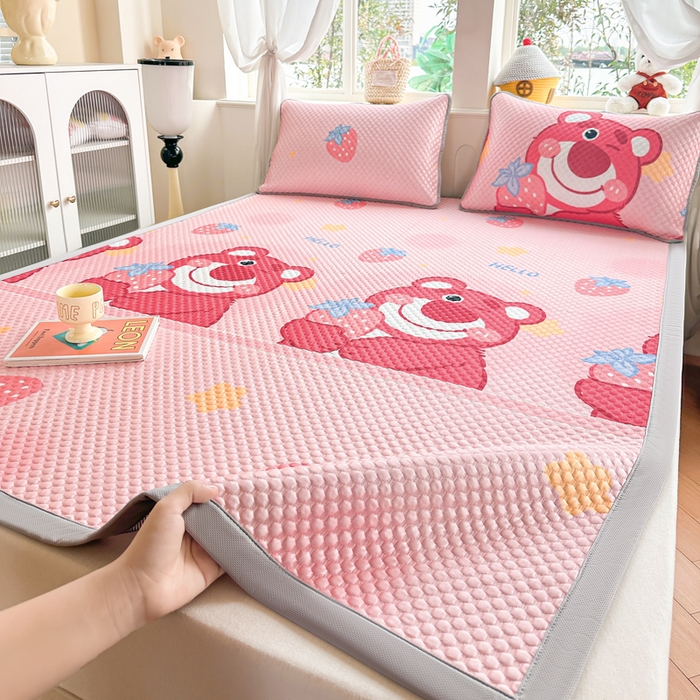 91家纺网 家纺一手货源 找家纺 优品惠 2026春夏新款冰豆豆印花凉席三件套 草莓小熊