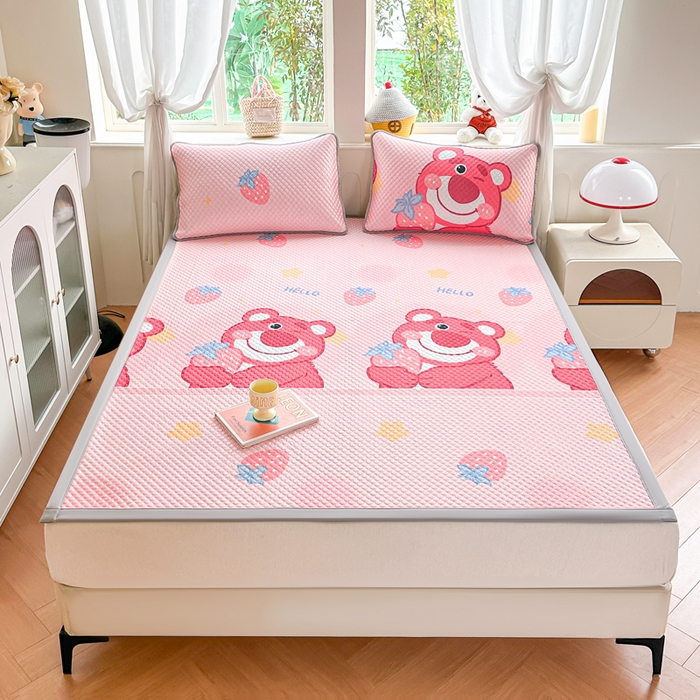 91家纺网 家纺一手货源 找家纺 优品惠 2026春夏新款冰豆豆印花凉席三件套 草莓小熊