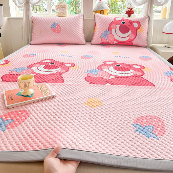 91家纺网 家纺一手货源 找家纺 优品惠 2026春夏新款冰豆豆印花凉席三件套 草莓小熊