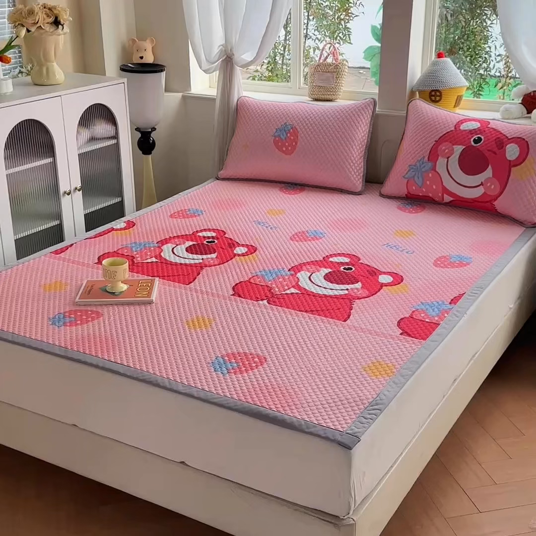 91家纺网 家纺一手货源 找家纺 优品惠 2026春夏新款冰豆豆印花凉席三件套 草莓小熊