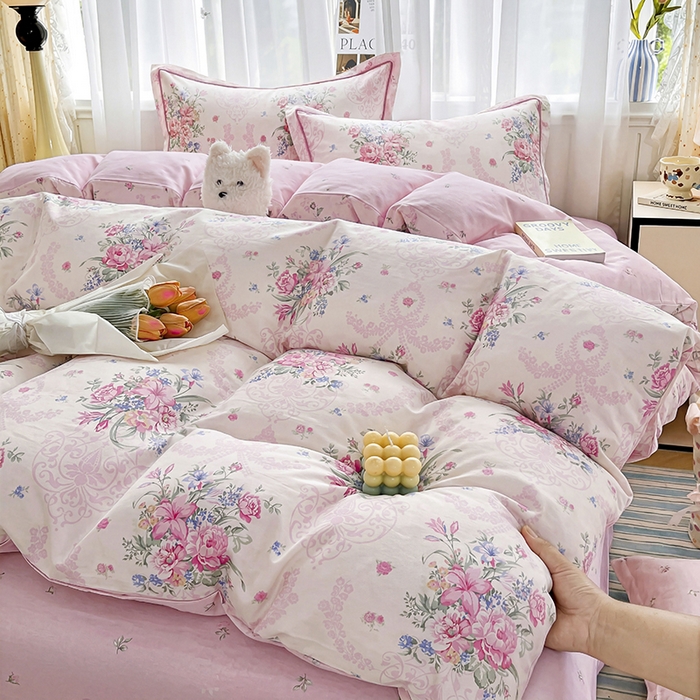 91家纺网 家纺一手货源 找家纺 美织缘家纺 2026直播爆款一字绣吊边床单款纯棉全棉四件套印花百分百（喷气高品质） 春之序曲-粉