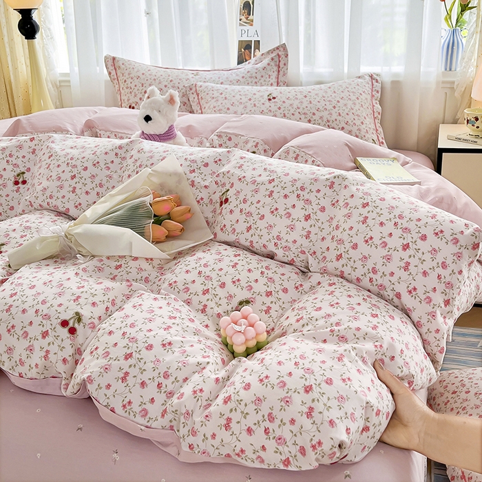 91家纺网 家纺一手货源 找家纺 美织缘家纺 2026直播爆款一字绣吊边床单款纯棉全棉四件套印花百分百（喷气高品质） 艾美-粉