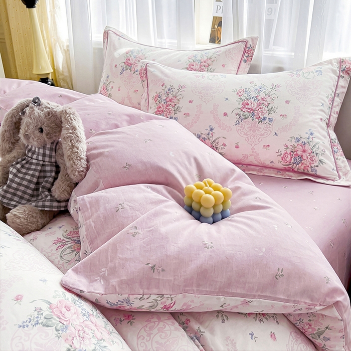 91家纺网 家纺一手货源 找家纺 美织缘家纺 2026直播爆款一字绣吊边床单款纯棉全棉四件套印花百分百（喷气高品质） 春之序曲-粉