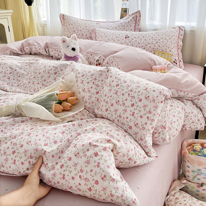 91家纺网 家纺一手货源 找家纺 美织缘家纺 2026直播爆款一字绣吊边床单款纯棉全棉四件套印花百分百（喷气高品质） 艾美-粉