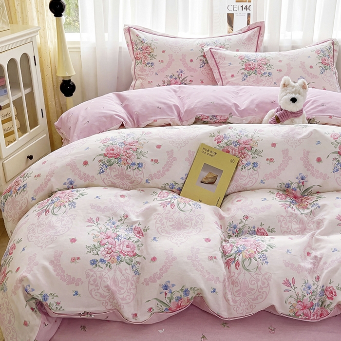 91家纺网 家纺一手货源 找家纺 美织缘家纺 2026直播爆款一字绣吊边床单款纯棉全棉四件套印花百分百（喷气高品质） 春之序曲-粉