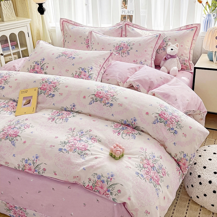 91家纺网 家纺一手货源 找家纺 美织缘家纺 2026直播爆款一字绣吊边床单款纯棉全棉四件套印花百分百（喷气高品质） 春之序曲-粉