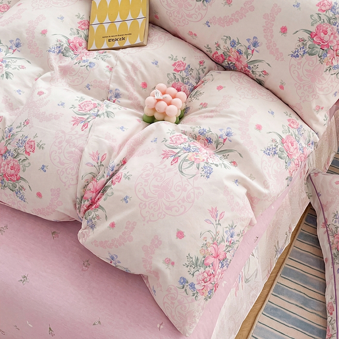 91家纺网 家纺一手货源 找家纺 美织缘家纺 2026直播爆款一字绣吊边床单款纯棉全棉四件套印花百分百（喷气高品质） 春之序曲-粉