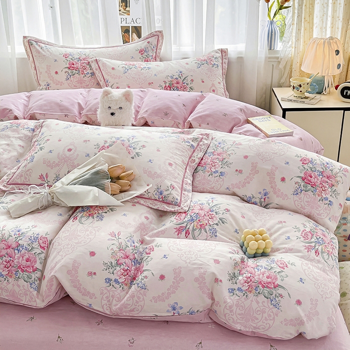 91家纺网 家纺一手货源 找家纺 美织缘家纺 2026直播爆款一字绣吊边床单款纯棉全棉四件套印花百分百（喷气高品质） 春之序曲-粉