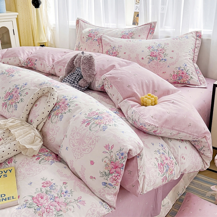 91家纺网 家纺一手货源 找家纺 美织缘家纺 2026直播爆款一字绣吊边床单款纯棉全棉四件套印花百分百（喷气高品质） 春之序曲-粉