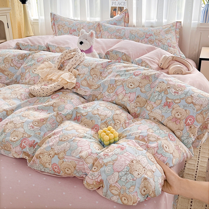 91家纺网 家纺一手货源 找家纺 美织缘家纺 2026直播爆款一字绣吊边床单款纯棉全棉四件套印花百分百（喷气高品质） 皮皮熊-蓝