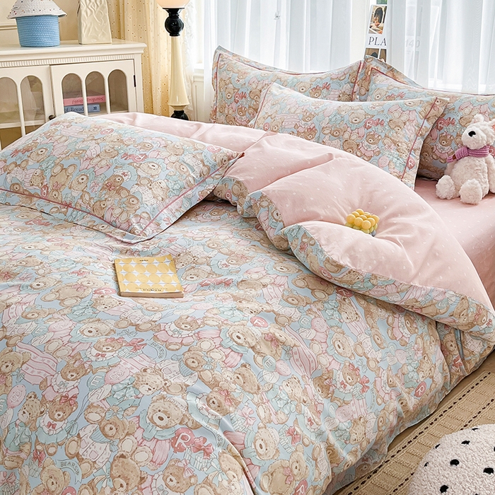 91家纺网 家纺一手货源 找家纺 美织缘家纺 2026直播爆款一字绣吊边床单款纯棉全棉四件套印花百分百（喷气高品质） 皮皮熊-蓝