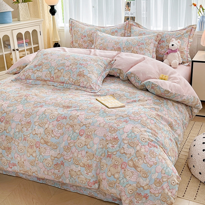 91家纺网 家纺一手货源 找家纺 美织缘家纺 2026直播爆款一字绣吊边床单款纯棉全棉四件套印花百分百（喷气高品质） 皮皮熊-蓝