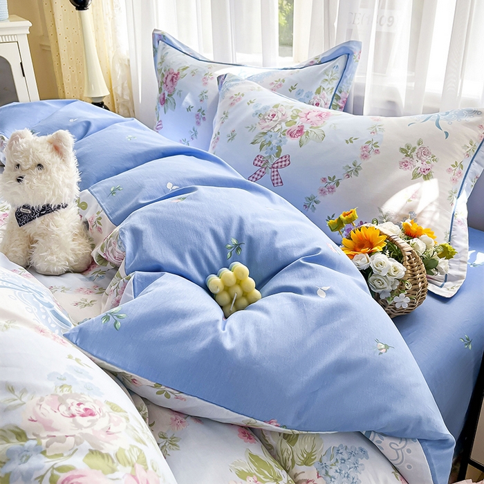 91家纺网 家纺一手货源 找家纺 美织缘家纺 2026直播爆款一字绣吊边床单款纯棉全棉四件套印花百分百（喷气高品质） 爱丽丝-蓝