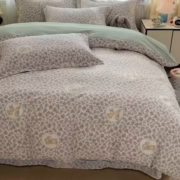 91家纺网 家纺一手货源 找家纺 美织缘家纺 2026直播爆款一字绣吊边床单款纯棉全棉四件套印花百分百（喷气高品质） 粉黛花园-米