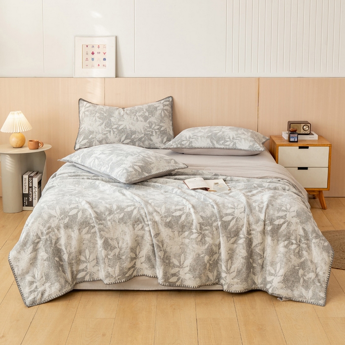 91家纺网 家纺一手货源 找家纺 鸣升家纺 2026春夏新款全棉双层纱大提花夏被夏凉被空调被 香奈花园-灰