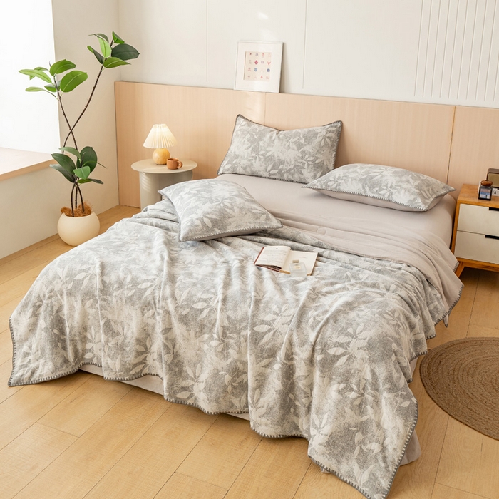 91家纺网 家纺一手货源 找家纺 鸣升家纺 2026春夏新款全棉双层纱大提花夏被夏凉被空调被 香奈花园-灰