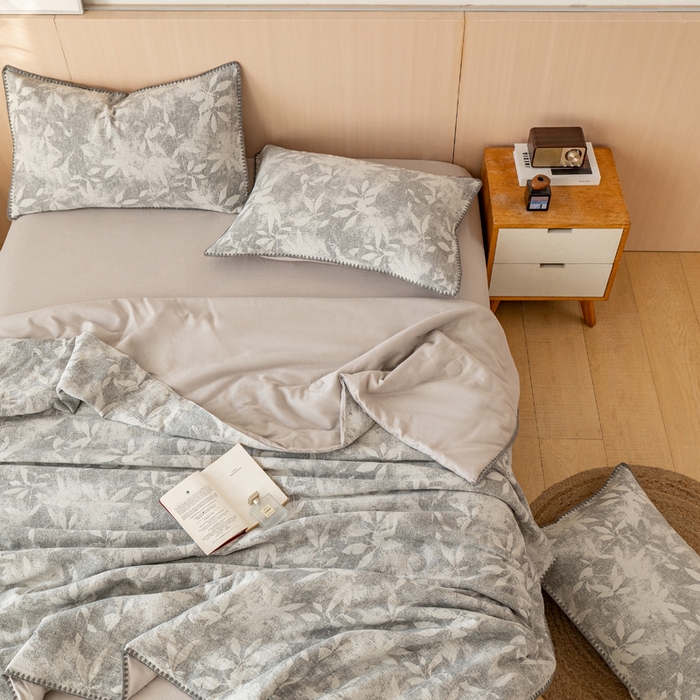 91家纺网 家纺一手货源 找家纺 鸣升家纺 2026春夏新款全棉双层纱大提花夏被夏凉被空调被 香奈花园-灰