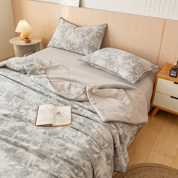91家纺网 家纺一手货源 找家纺 鸣升家纺 2026春夏新款全棉双层纱大提花夏被夏凉被空调被 香奈花园-灰