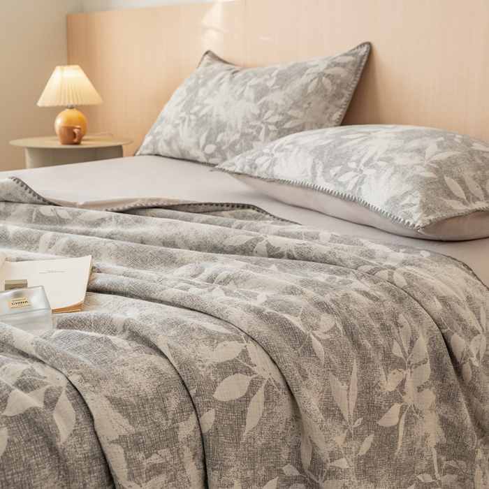 91家纺网 家纺一手货源 找家纺 鸣升家纺 2026春夏新款全棉双层纱大提花夏被夏凉被空调被 香奈花园-灰