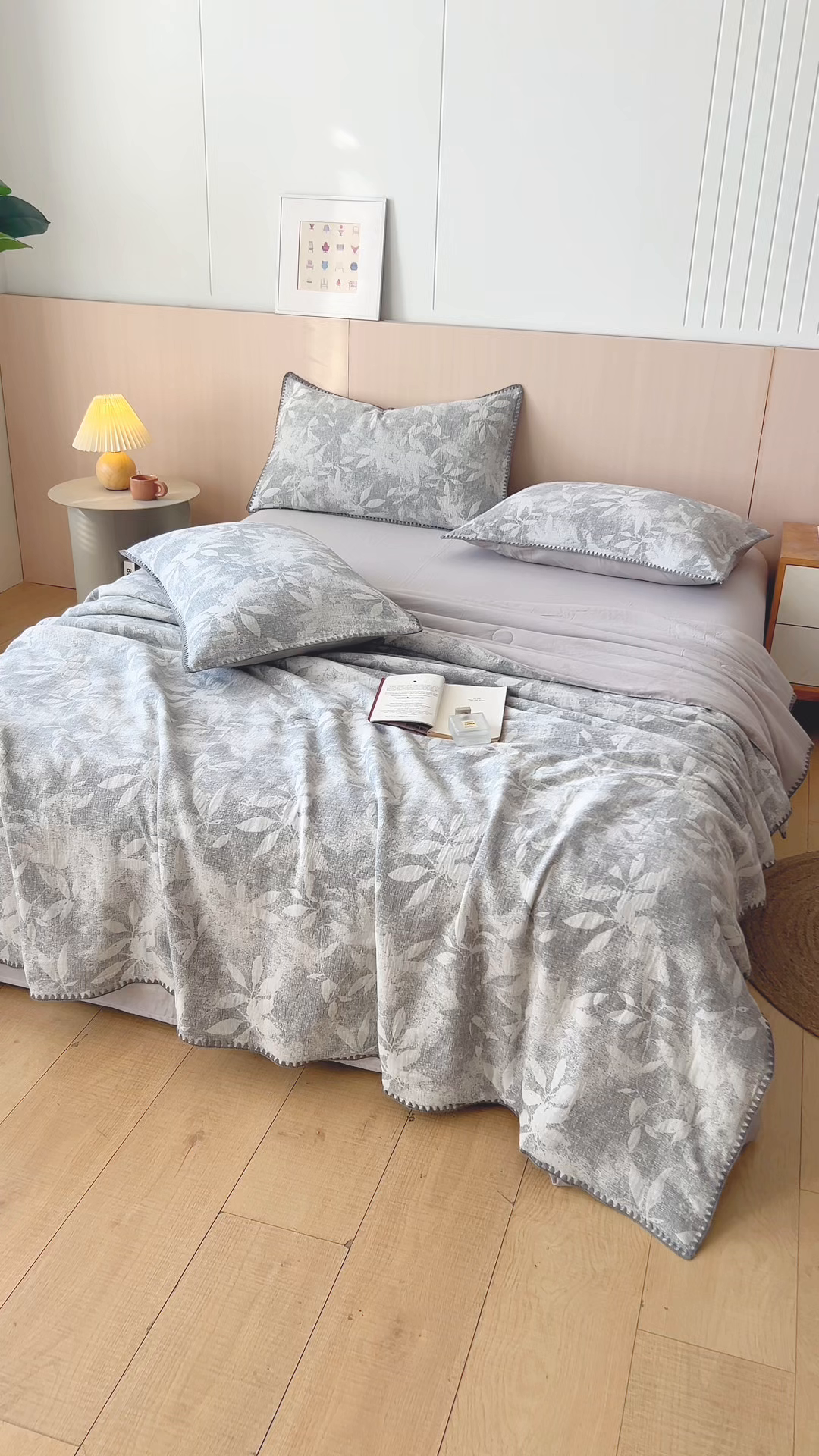 91家纺网 家纺一手货源 找家纺 鸣升家纺 2026春夏新款全棉双层纱大提花夏被夏凉被空调被 香奈花园-灰