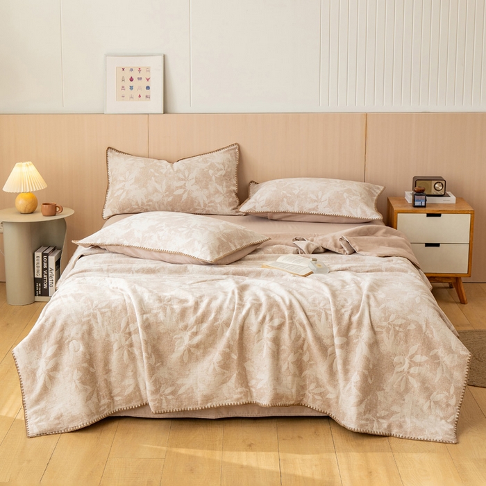 91家纺网 家纺一手货源 找家纺 鸣升家纺 2026春夏新款全棉双层纱大提花夏被夏凉被空调被 香奈花园-咖